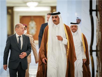 Bundeskanzler Olaf Scholz (l, SPD) und der Emir von Katar, Tamim bin Hamad Al Thani, im September 2022
