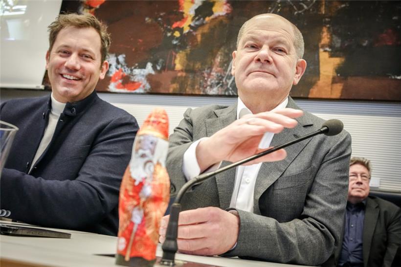 Bundeskanzler Olaf Scholz (r.) und der SPD-Bundesvorsitzende Lars Klingbeil stehen vor schwierigen Zeiten
