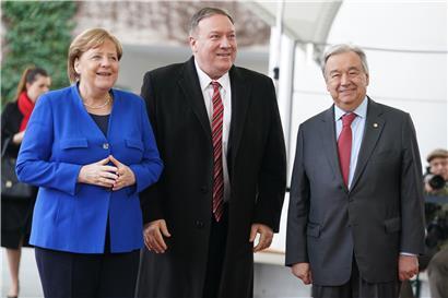Bundeskanzlerin Angela Merkel (CDU) empfängt Mike Pompeo (M), Außenminister der USA, und Antonio Guterres, Generalsekretär der Vereinten Nationen, vor dem Bundeskanzleramt zur Libyen-Konferenz. Ziel der Konferenz ist ein dauerhafter Waffenstillstand in dem Bürgerkriegsland.
