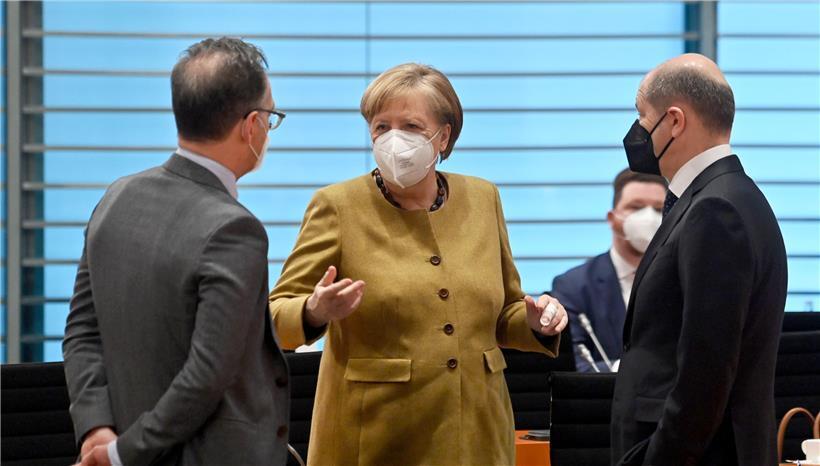 Bundeskanzlerin Angela Merkel (CDU) spricht mit Außenminister Heiko Maas (l., SPD) und Finanzminister Olaf Scholz (SPD) vor der Sitzung des Kabinetts im Bundeskanzleramt
