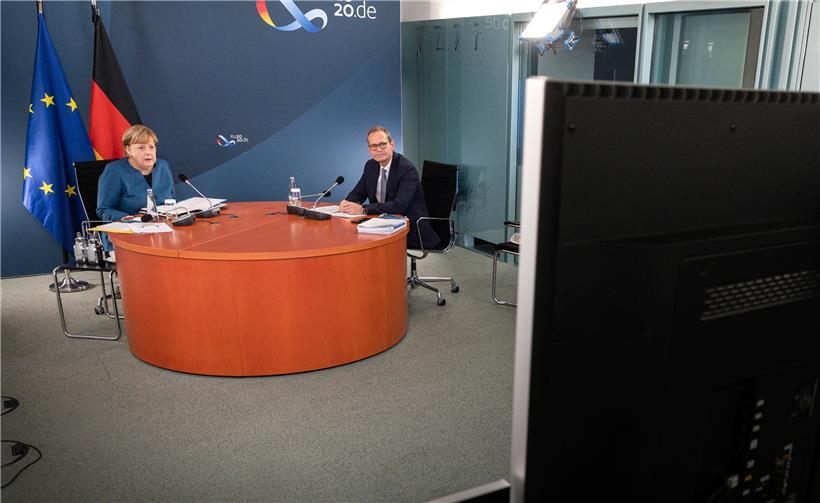 Bundeskanzlerin Angela Merkel und der Regierende Bürgermeister von Berlin, Michael Müller, zu Beginn der Ministerpräsidentenkonferenz im Kanzleramt
