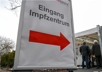 Bundeskanzlerin Angela Merkel und die Ministerpräsidenten der Länder berieten sich auf einem Impfgipfel über Verbesserungen bei Corona-Impfungen

