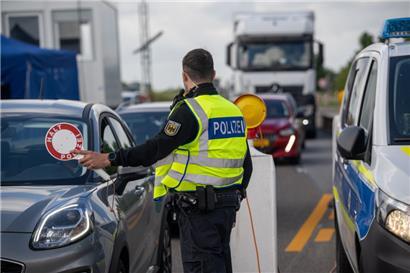 Bundespolizist bei der Kontrolle an der A64 im vergangenen Sommer
