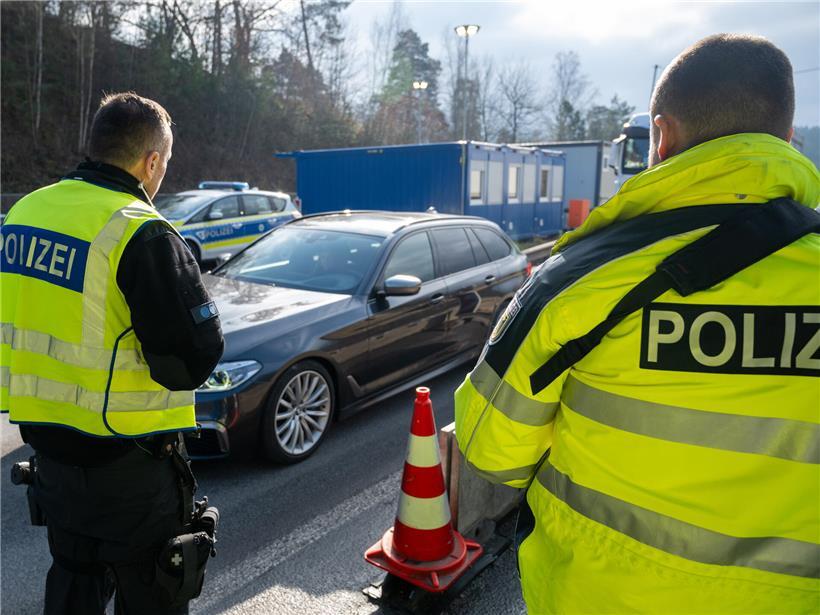 Bundespolizist kontrolliert Fahrzeug aus Luxemburg auf Autobahn A64 bei Trier mit Kontrollkelle