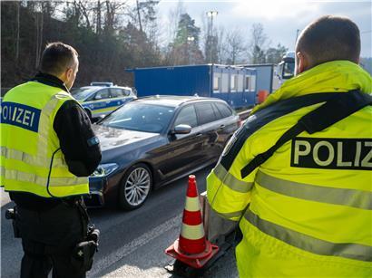 Bundespolizist kontrolliert Fahrzeug aus Luxemburg auf Autobahn A64 bei Trier mit Kontrollkelle