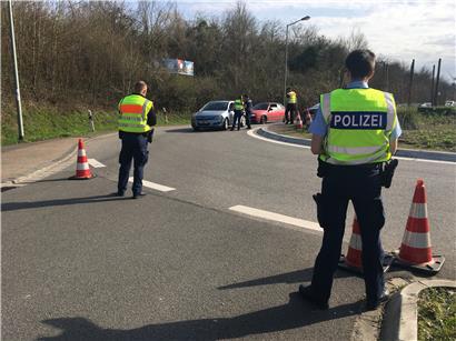 Bundespolizisten kontrollieren am Europakreisel in Perl
