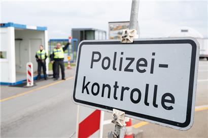 Bundespolizisten stehen anlässlich von Grenzkontrollen vor Beginn der Fußball-EM auf dem Rastplatz „Am Heideholz“ an der Autobahn 17 nahe der deutsch-tschechischen Grenze. 
