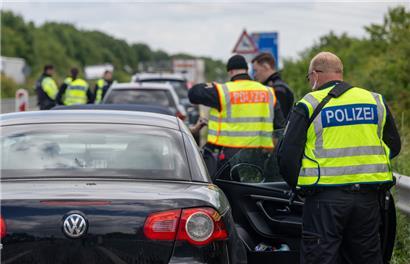 Bundespolizisten überprüfen vergangene Woche auf der A64 Passagiere von Fahrzeugen
