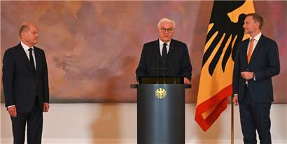 Bundespräsident Frank-Walter Steinmeier entlässt im Beisein von Kanzler Olaf Scholz (l.) Finanzminister Christian Lindner
