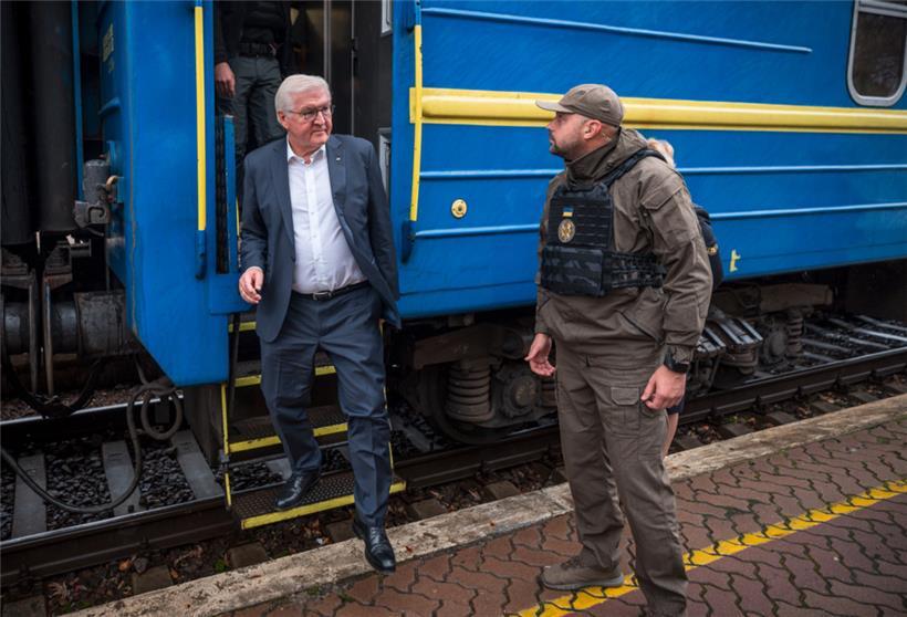 Bundespräsident Frank-Walter Steinmeier (l) steigt am Bahnhof Tschernihiw aus dem Zug 
