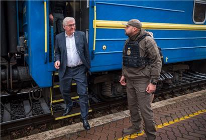 Bundespräsident Frank-Walter Steinmeier (l) steigt am Bahnhof Tschernihiw aus dem Zug 
