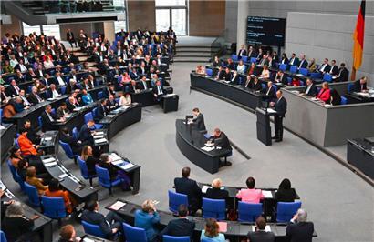 Bundestagsdebatte gestern in Berlin: Der alte Bundestag soll die künftige Regierungskoalition zwischen den Unionsparteien und der SPD ermöglichen
