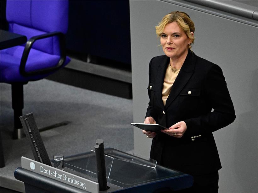 Bundestagspräsidentin Julia Klöckner spricht im Bundestag über geplante schärfere Parlamentsregeln in Deutschland