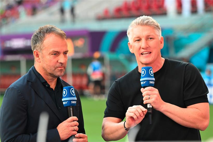Bundestrainer Hansi Flick und ARD-Experte Bastian Schweinsteiger (rechts)
