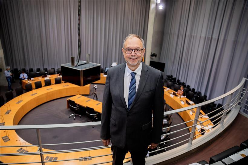 Bundeswahlleiter Georg Thiel steht vor Beginn der Sitzung des Bundeswahlausschusses im Marie-Elisabeth-Lüders-Haus des Deutschen Bundestages auf der Empore. Dieser Ausschuss bestimmt, welche kleineren Parteien und Vereinigungen die Anforderungen des Parteiengesetzes erfüllen und zur Bundestagswahl am 26. September 2021 zugelassen werden.
