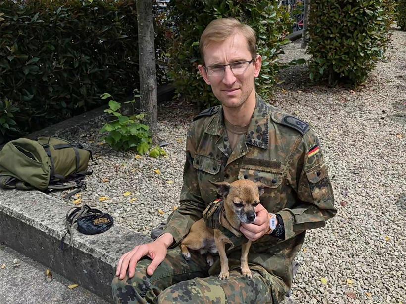 Bundeswehrsoldat Paul aus Zweibrücken beim 40-Kilometer-Marsch mit seinem Hund Jimmy in Uniform