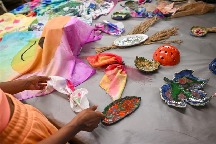 Bunt und vor Lebensfreude sprühend sind die Werke