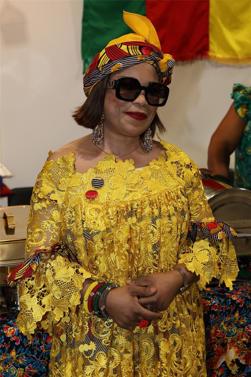 Bunte afrikanische Kleidung symbolisiert Sonne und Kultur auf dem afrikanischen Kontinent in lebendigen Farben