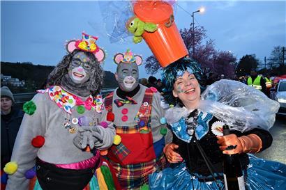 Bunte Kostüme und fröhliche Menschen bei der Nachtkavalkade in Wasserbillig am Abend