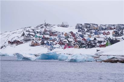 Bunte, schneebedeckte Häuser in Nuuk
