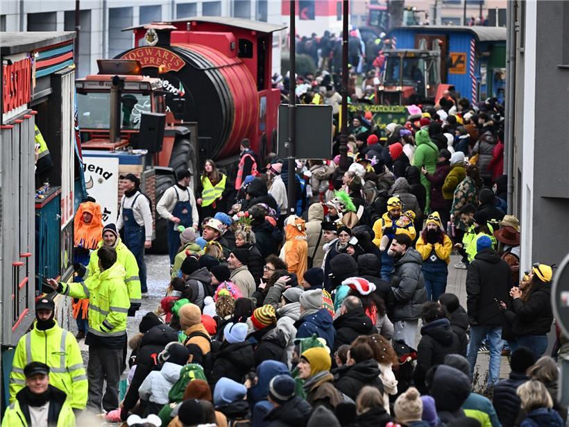 Bunte Faschingsumzug in Diekirch mit kostümierten Teilnehmern und fröhlicher Stimmung am Faschingssonntag