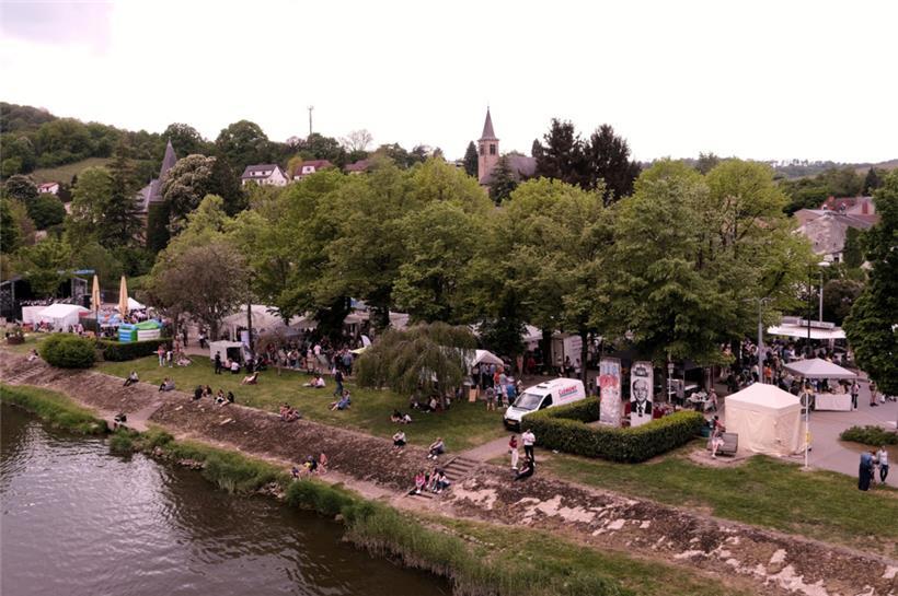 Buntes Treiben: Blick von der Grenzbrücke auf Schengen
