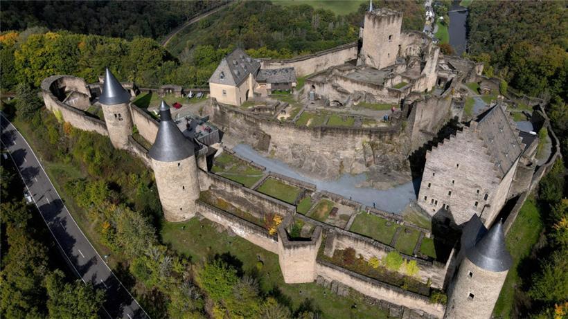Burg Burscheid ist landesweit das größte Bauwerk seiner Art. Zu seiner Blütezeit, um 1430, brauchte das Anwesen den Vergleich mit Vianden nicht zu scheuen, wie ein Modell im Museum der Burg zeigt.
