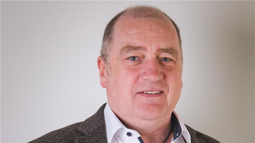 Burg Reuland mit Bürgermeister Alain Stellmann vor historischer Burgfassade in der Eifel