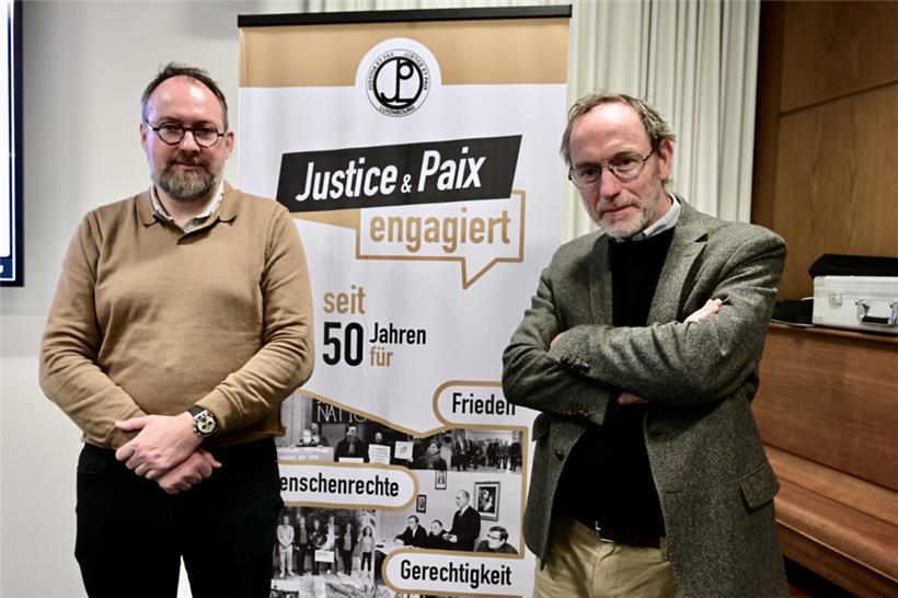 Business first? Aymeric Elluin (links) und Stan Brabant bei der Konferenz, in der es um das schmutzige Geschäft mit Kriegsgerät geht.
