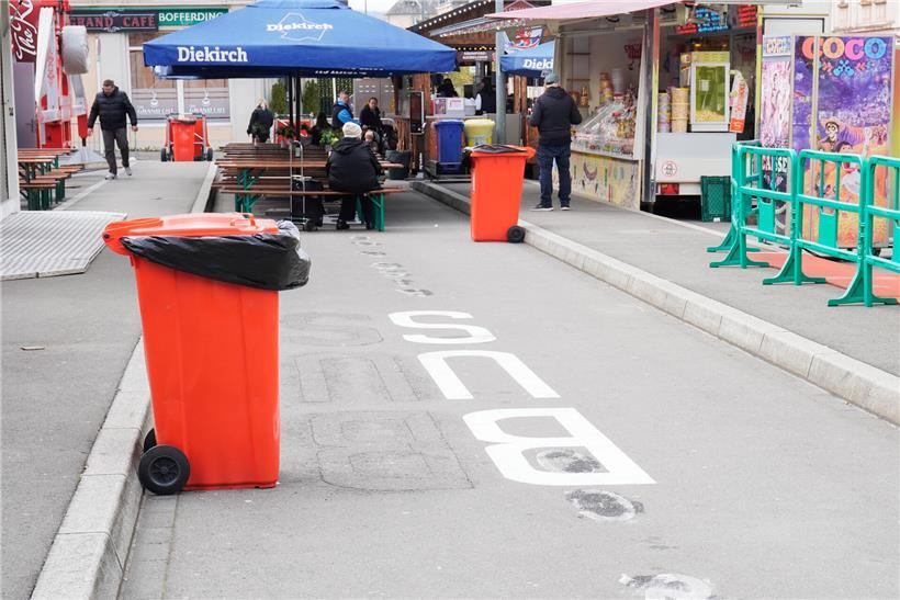 Bussteige neben Fahrgeschäften auf Jahrmarkt verringern den Platz für Attraktionen und Besucherfreiraum