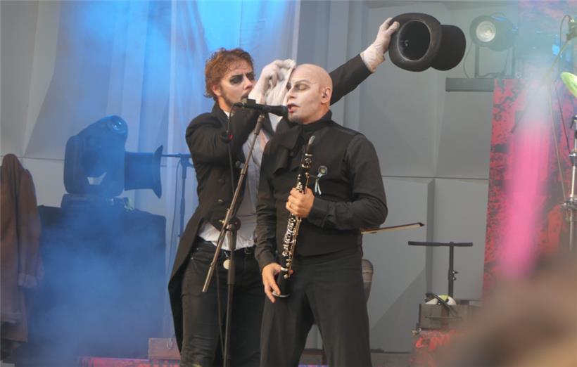 Butler Bastille: eine Art Leadsänger, in den meisten Bands der große Star, hier zuständig für u.a. Bühneputzen und Schweißabwischen. Max Coppella hat immerhin Besseres zu tun.
