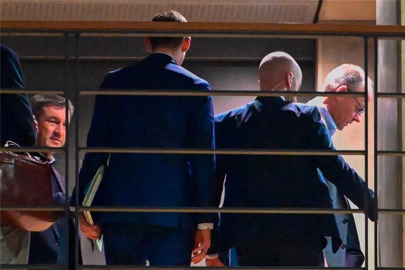 CDU-Chef Friedrich Merz (r.) und der bayerische Ministerpräsident Markus Söder (l.) treffen für die ersten Sondierungsgespräche mit der SPD ein
