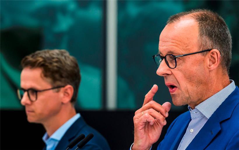 CDU-Chef Friedrich Merz (r.) und der neue CDU-Generalsekretär Carsten Linnemann im vergangenen Juli in Berlin
