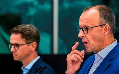 CDU-Chef Friedrich Merz (r.) und der neue CDU-Generalsekretär Carsten Linnemann im vergangenen Juli in Berlin
