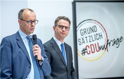 CDU-Chef Friedrich Merz und der Chef der Programm- und Grundsatzkommission der CDU, Carsten Linnemann, geben Erklärungen zu einer Mitgliederumfrage zum Grundsatzprogramm der Partei
