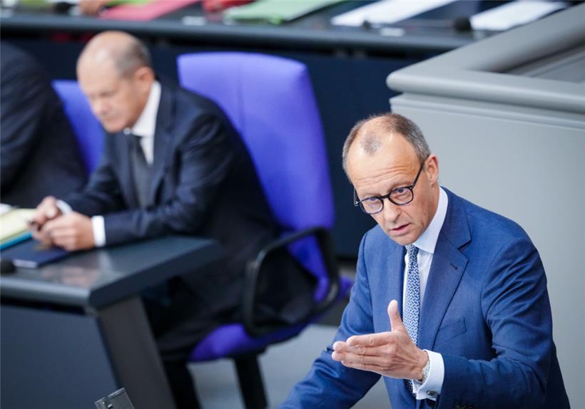 CDU-Chef Friedrich Merz verlangt Antworten vom deutschen Kanzler Olaf Scholz
