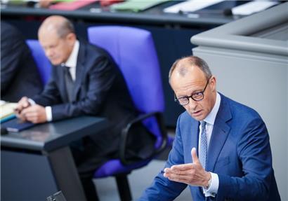 CDU-Chef Friedrich Merz verlangt Antworten vom deutschen Kanzler Olaf Scholz
