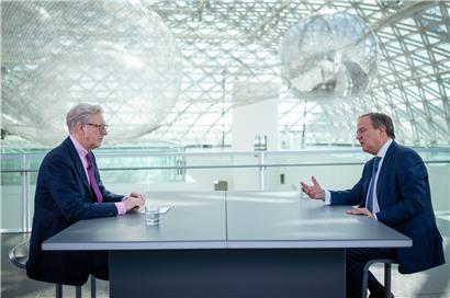 CDU-Kanzlerkandidat Armin Laschet im Gespräch mit dem Leiter des ZDF-Hauptstadtstudios Theo Koll

