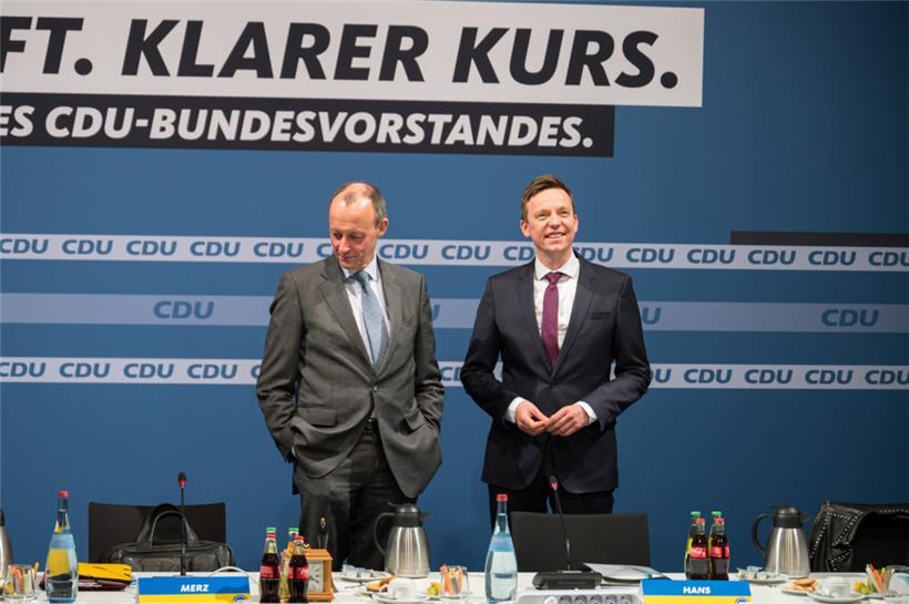 CDU-Ministerpräsident Tobias Hans (r.) könnte im Saarland die erste Niederlage für seinen Parteivorsitzenden Friedrich Merz (l.) einfahren
