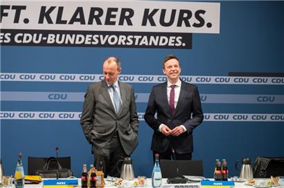 CDU-Ministerpräsident Tobias Hans (r.) könnte im Saarland die erste Niederlage für seinen Parteivorsitzenden Friedrich Merz (l.) einfahren
