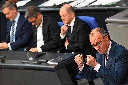 CDU-Oppositionsführer Friedrich Merz (r.) mag über den Kanzler Olaf Scholz herziehen, trifft aber in der eigenen Partei auf Widerspruch
