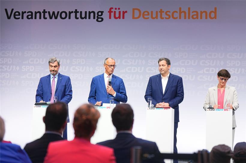 CDU-Vorsitzender und -Kanzlerkandidat Friedrich Merz (2.v.l.), CSU-Vorsitzender Markus Söder (l.) und die SPD-Vorsitzenden Lars Klingbeil, designierter Bundesfinanzminister und Vizekanzler, und Saskia Esken stehen vor der Unterzeichnung des Koalitionsvertrags von CDU, CSU und SPD, im Euref-Campus auf der Bühne
