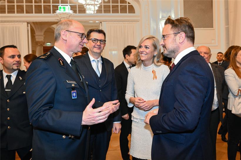 CGDIS-Generaldirektor Paul Schroeder, Alain Becker, Direktion für zivile Sicherheit, Innenministerin Taina Bofferding und Premierminister Xavier Bettel im Gespräch (von links)
