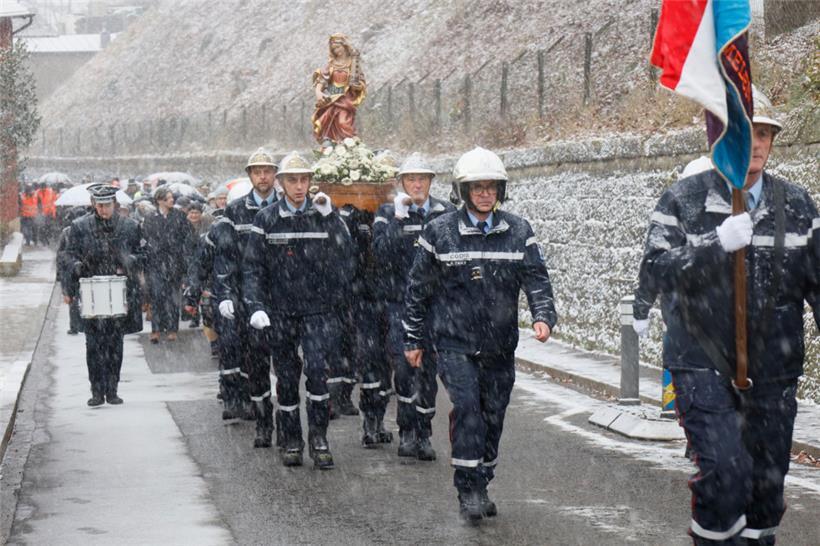CGDIS-Mitglieder beim Tragen der Statue der heiligen Barbara
