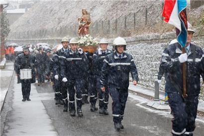 CGDIS-Mitglieder beim Tragen der Statue der heiligen Barbara
