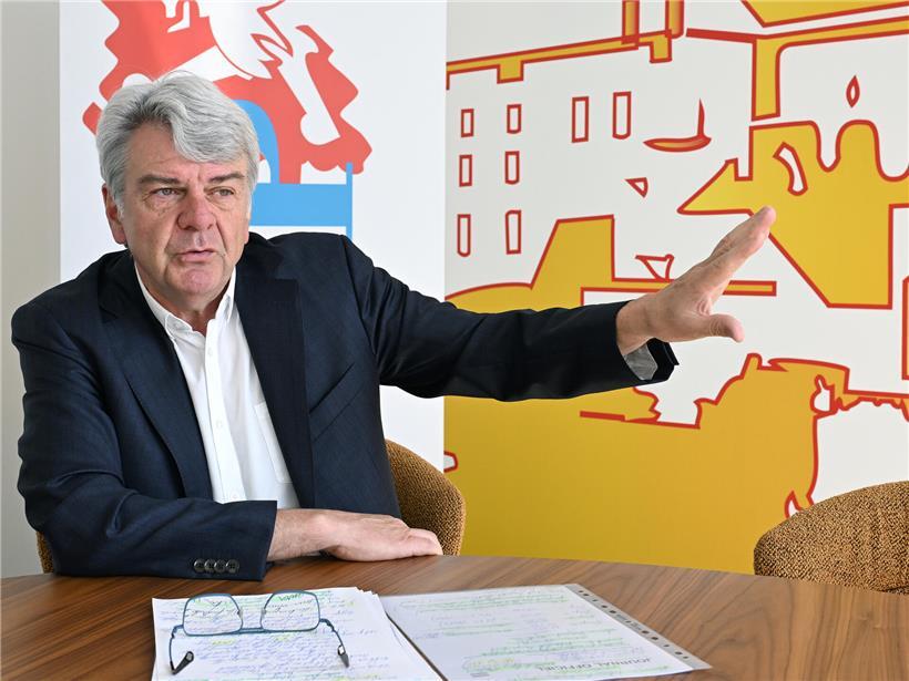 CGFP-Präsident Romain Wolff spricht bei Pressekonferenz, begrüßt Regierung, kritisiert verzögerten Tripartite-Start