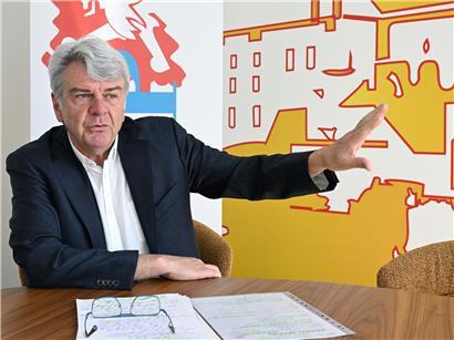 CGFP-Präsident Romain Wolff spricht bei Pressekonferenz, begrüßt Regierung, kritisiert verzögerten Tripartite-Start