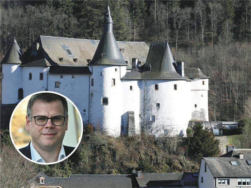 CNA-Direktor Gilles Zeimet präsentiert die Family of Man-Ausstellung im Schloss von Clerf