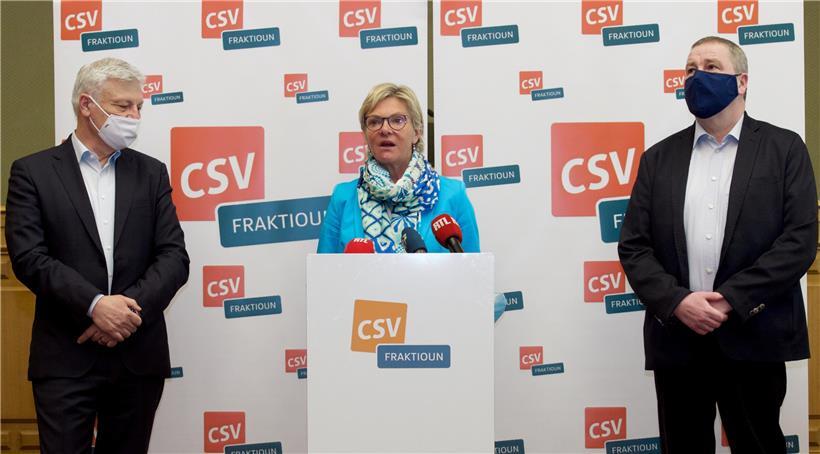 CSV-Abgeordneter Claude Wiseler (l.),  CSV-Fraktionschefin Martine Hansen (M.) und CSV-Abgeordneter Michel Wolter (r.) während einer Pressekonferenz am 25. März
