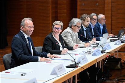 CSV-Finanzminister Gilles Roth (l.) war als Special Guest anwesend, weil der Staat künftig Leistungen bezahlen soll, für die bislang noch die Krankenversicherung aufkommt
